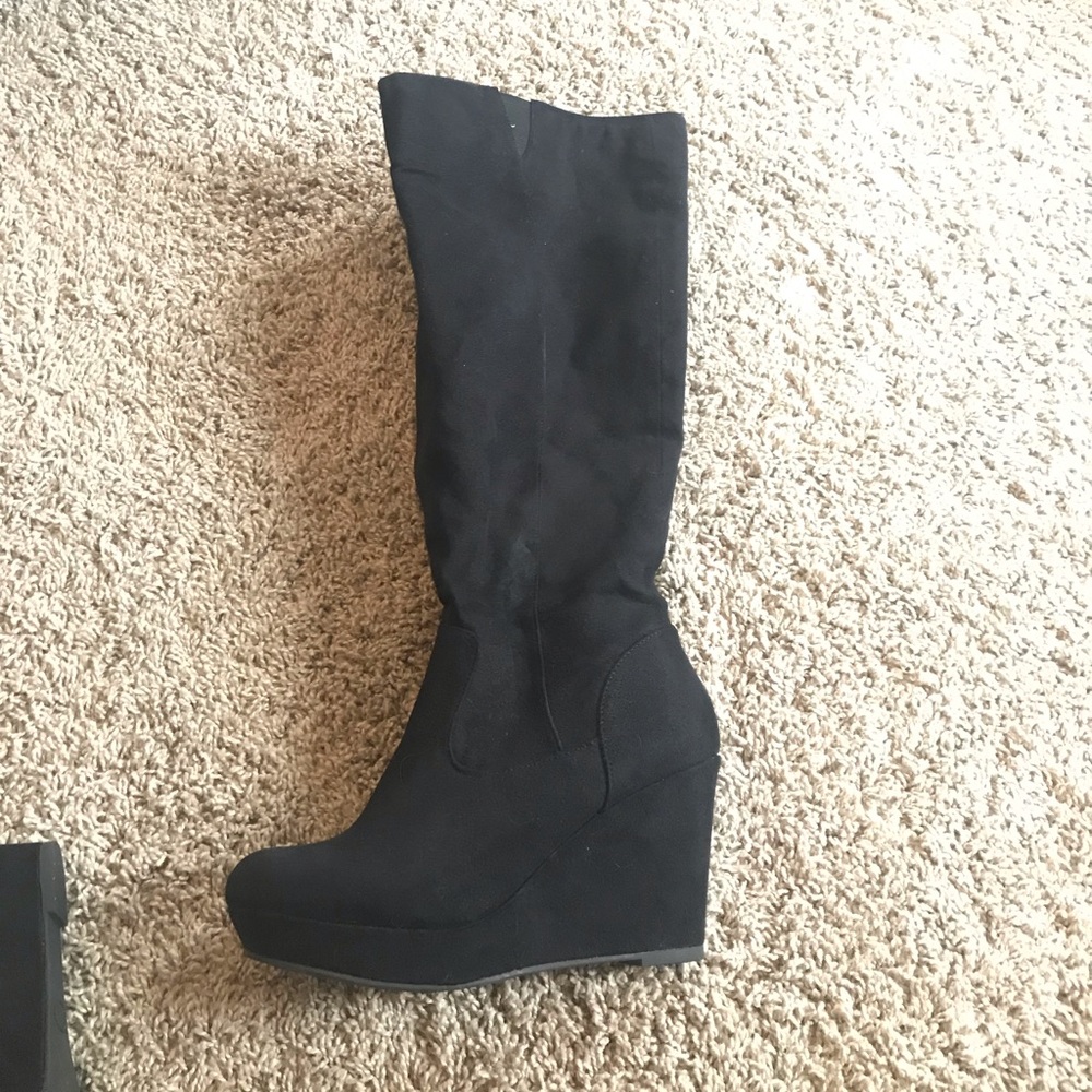 NWOT black wedge boots